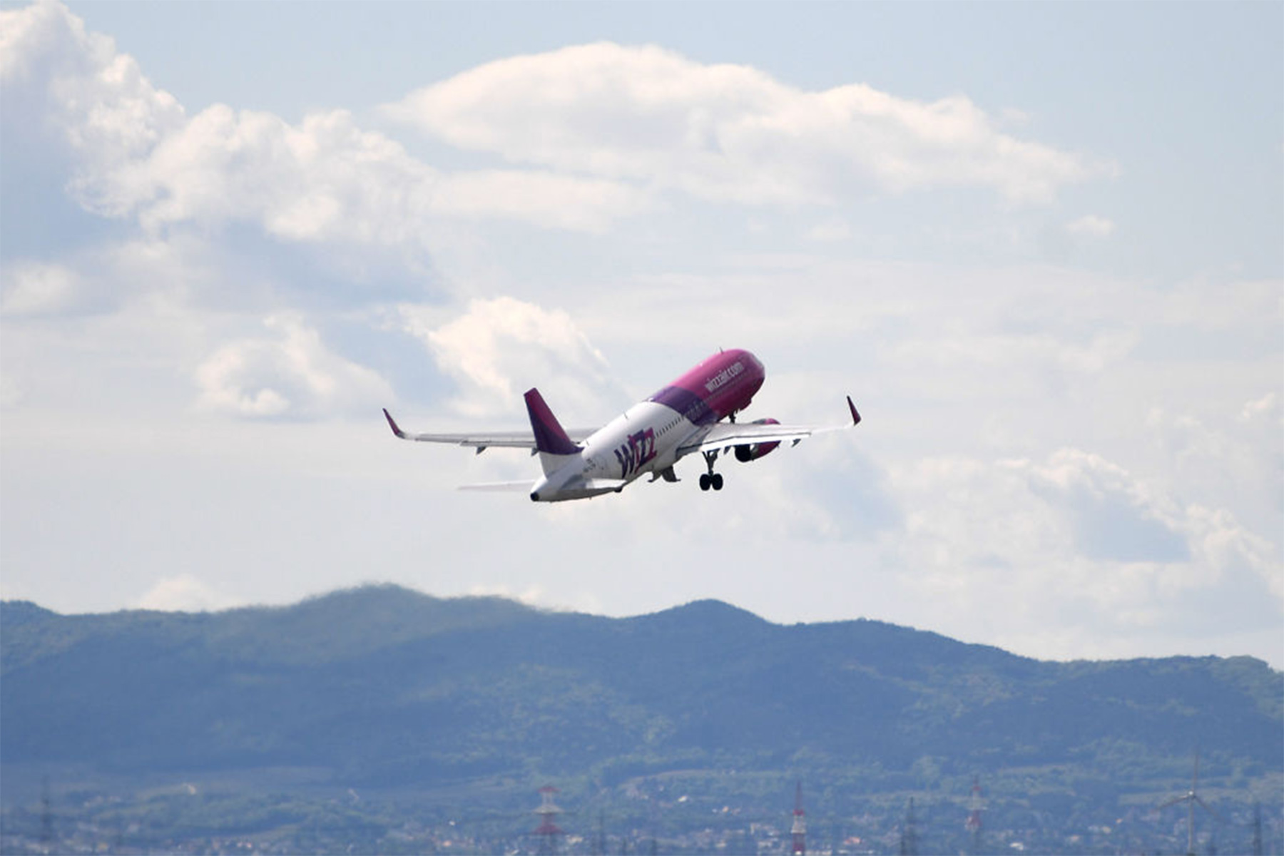 investromania's tweet card. While many airlines are fighting for survival, Wizz Air is continuing its bold expansion plan with the opening of a seventh base in Romania.
