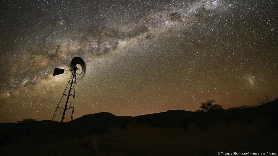 dw_espanol's tweet card. ¿Y si el universo no estuviera hecho de espacio, sino de tiempo? Una teoría audaz reordena los cimientos de la física.