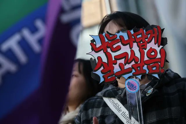 hanitweet's tweet card. “사람 몸에 정답 없다, 내 젠더(성별)는 내가 안다!” 나뭇잎이 다채로운 색깔로 짙게 물든 22일 오후, 서울 용산구 녹사평광장에 경쾌한 북소리와 함께 구호가 울려 퍼졌다. 트랜스해방전선, 행동하는성소수자인권연대(행성인), 성소수자차별반대 무지개행동 등 59개 인권·