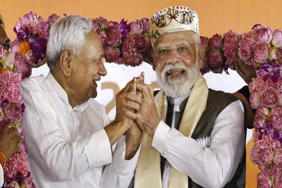 ApniDigiDiary's tweet card. बिहार में 'एनडीए' की प्रचण्ड जीत लगभग पूर्वनिर्धारित नतीजा थी, क्योंकि राज्य ने बड़ी संख्या में महिला मतदाताओं को प्रत्यक्ष लाभ हस्तांतरण के लिए सरकारी खजाने की डोर पहले ही ढीली कर दी थी। यह दाँव...