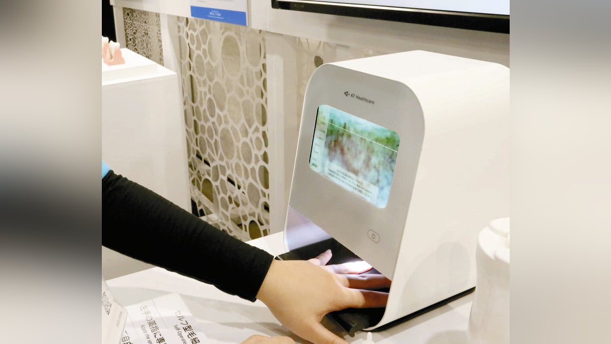 osaka_yomidigi's tweet card. 【読売新聞】　箱形の装置に指を入れてから、わずか数秒。赤くひょろひょろと伸びた指先の毛細血管の映像がモニターに映し出された。 ヘアピンのようにまっすぐ伸びた血管が規則正しく並ぶのが理想の形。ねじれたり、にごったり、細かったりすれば、