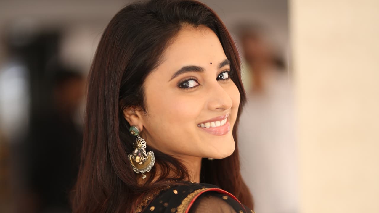 AsianetNewsSN's tweet card. ಹೇಮಂತ್ ಎಂ ರಾವ್ ಅವರ ಜೊತೆ ಕೆಲಸ ಮಾಡುವ ಆಸೆಯನ್ನು ವ್ಯಕ್ತಪಡಿಸಿದ್ದೆ. ಆದರೆ ಅದು ಇಷ್ಟು ಬೇಗ ನೆರವೇರುತ್ತದೆ ಅಂತ ಭಾವಿಸಿರಲಿಲ್ಲ ನಟಿ ಎಂದು ಪ್ರಿಯಾಂಕ ಮೋಹನ್‌ ಹೇಳಿಕೊಂಡಿದ್ದಾರೆ.