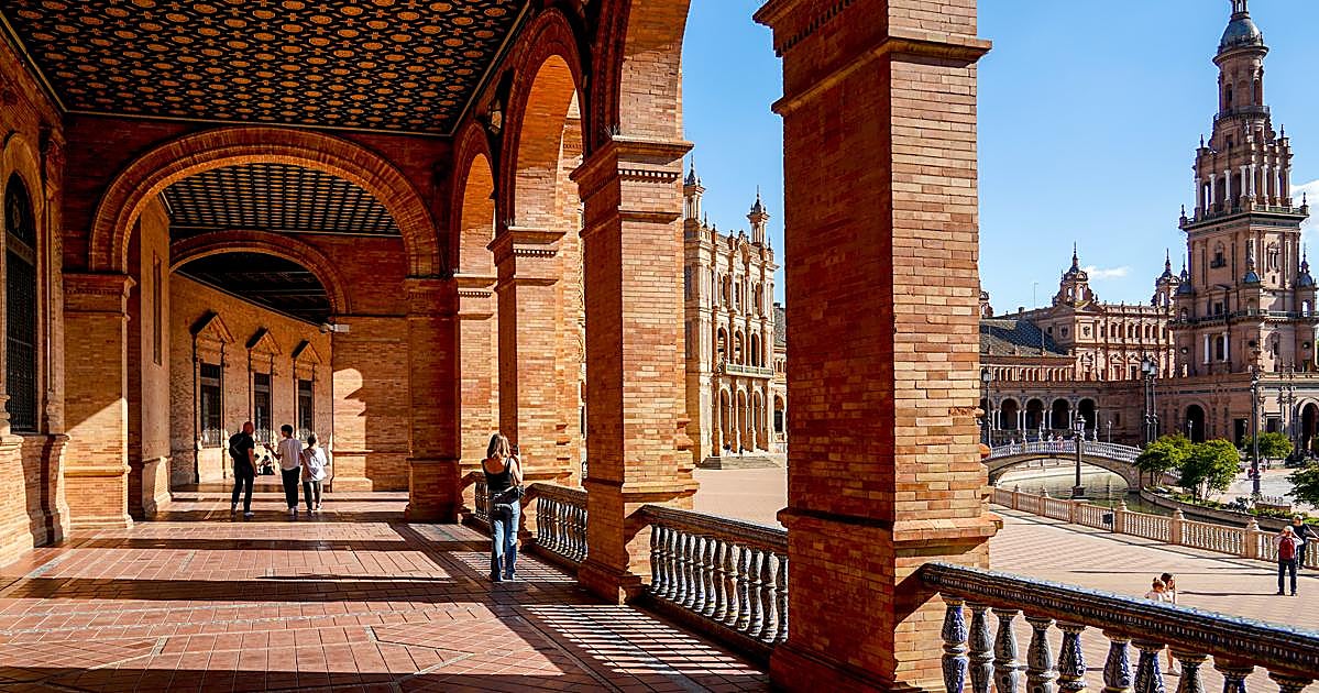 abcdesevilla's tweet card. El Pleno de este jueves ha firmado una declaración institucional promovida por la Asociación Española Contra el Cáncer para que en ambos conjuntos patrimoniales no se fume