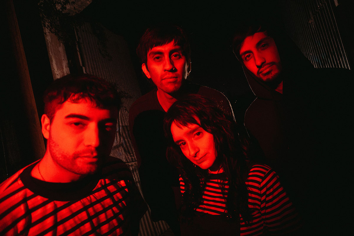 uncuartocd's tweet card. Como ocurre en las películas Blue Velvet o Mulholland Drive de David Lynch, el primer álbum homónimo de Miedo Puro distorsiona la realidad y se acomoda