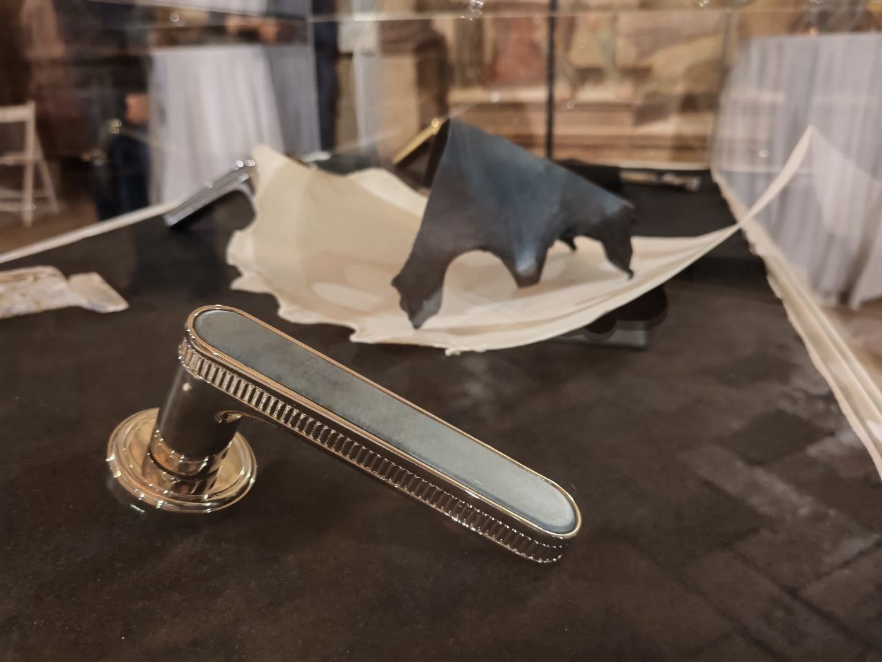 OttimoWeb's tweet card. La collezione Krone di Salice Paolo combina artigianato italiano, materiali pregiati e design innovativo, offrendo maniglie di lusso uniche.