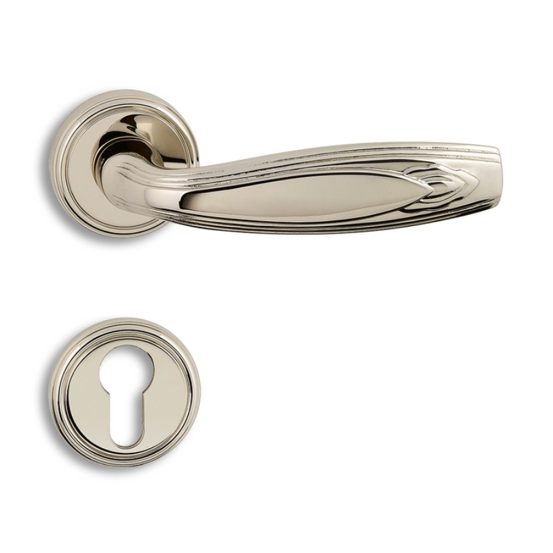 OttimoWeb's tweet card. The MEDINA Door Handle 4205 by Salice Paolo is a luxurious Italian-crafted handle made from high-quality brass. Featuring an elegant design with a rosette..