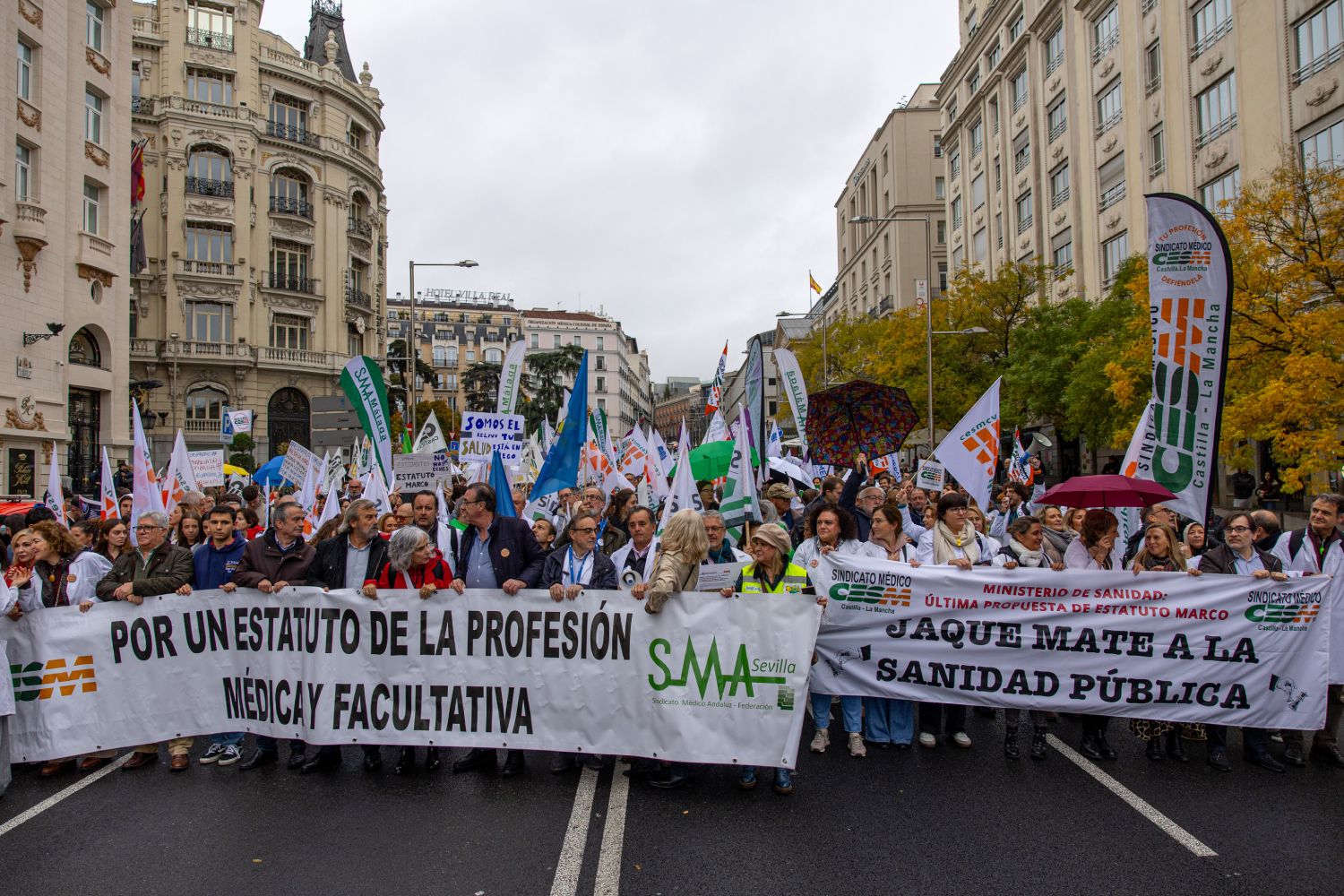 SimebalCesm's tweet card. Cerca de tres mil médicos se han manifestado en Madrid para reivindicar un Estatuto Médico y Facultativo propio, algo "justo y necesario para el sistema de salud y el paciente".