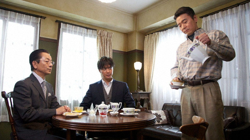 TVer_info's tweet card. 「相棒 season12」2014年放送「第13話「右京さんの友達」」を無料で見るならTVer（ティーバー）！右京（水谷豊）は、なじみの紅茶店で紅茶に詳しい毒島（尾美としのり）と知り合った。 毒島から自宅アパートでの“お茶会”に誘われた右京は、享（成宮寛貴）を連れて出かけると、毒島は2人の目の前で右京のようにポットを高く上げて紅茶を注ぐのだ。驚く享…。毒島には紅茶と犬しか楽しみがなく、ほかは...