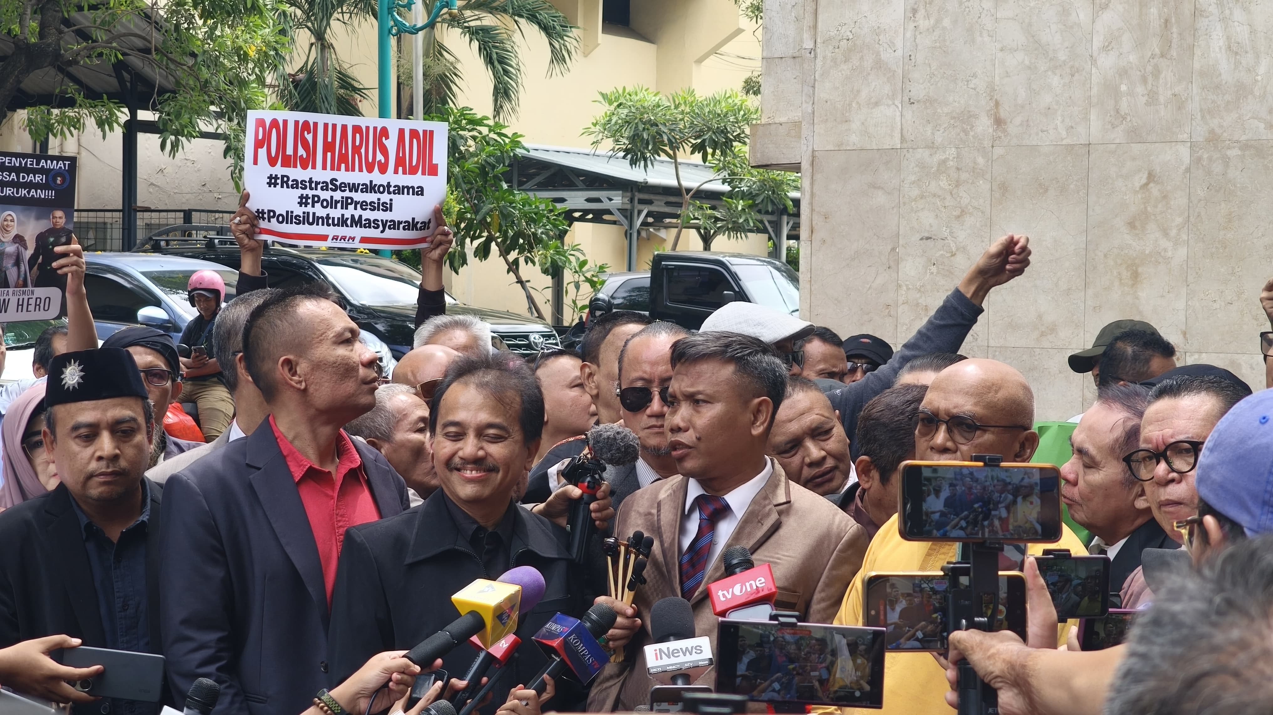 WingDirgantara2's tweet card. Pakar Hukum Pidana dari Universitas Airlangga, I Wayan Titib Sulaksana, menilai pihak kepolisian memiliki kewenangan menahan Roy Suryo Cs apabila tela...