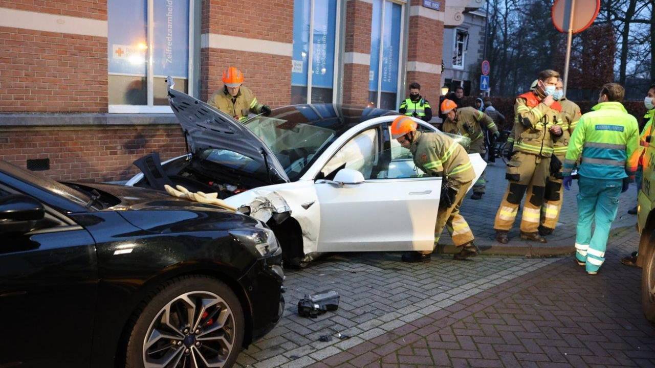 ton_aarts's tweet card. Een automobilist heeft vrijdagmiddag een ravage veroorzaakt in het centrum van Den Bosch. Dat gebeurde rond vier uur op de Pettelaarsweg en de Oude Dieze. De bestuurder ramde met zijn Tesla eerst een...