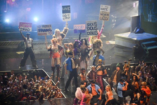 ElRefractor's tweet card. Mensajes como “Prepárate para el cambio”, “Protejan los derechos de las personas trans” y “Apoya al drag local” aparecieron en pancartas y carteles durante la interpretación de “Tears”, el nuevo se…