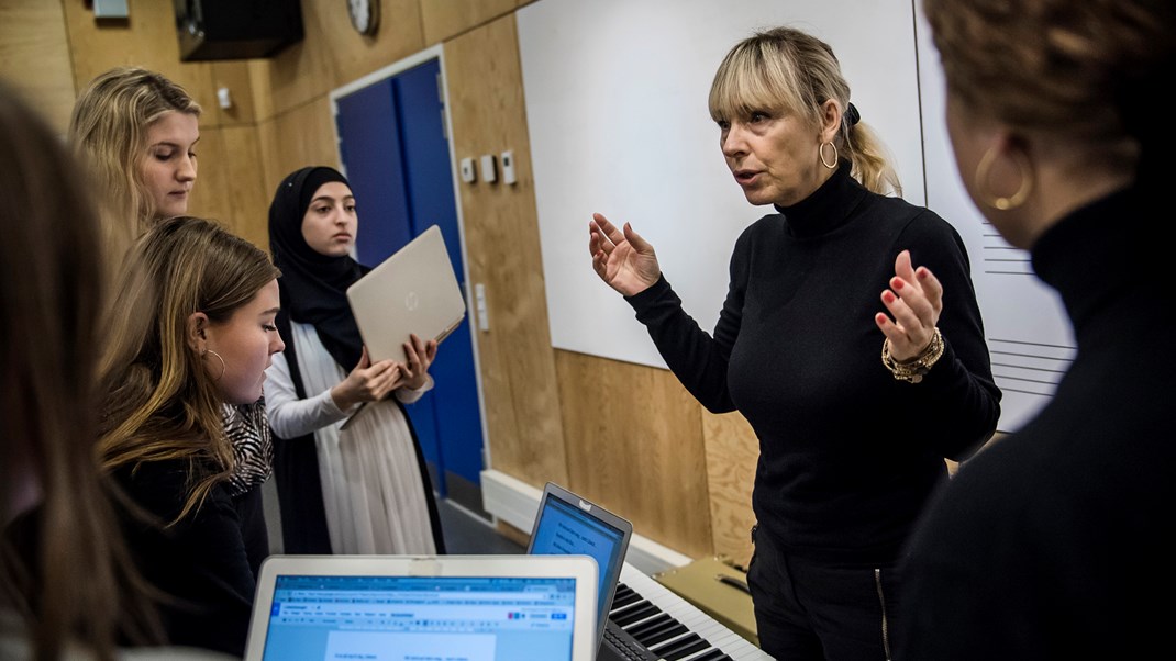 Gymlaererne's tweet card. Regeringens forslag til gymnasiefinansiering løser kun overfladisk de reelle problemer og forværrer vilkårene for flere skoler. Alt imens sektoren, der kunne bidrage med viden, er blevet holdt...