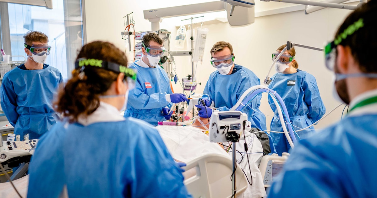 peterstorms7's tweet card. Van de coronapatiënten die tussen april en augustus in Nederland in het ziekenhuis belandden, was minder dan één op de twintig volledig ingeënt. Dat is andermaal een bevestiging dat vaccins ziekenh...