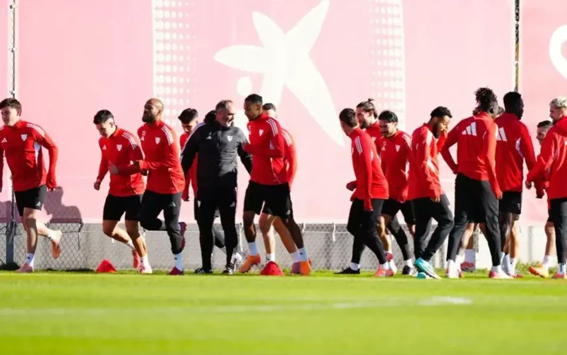 futbol_fantasy's tweet card. Entrenamiento del Sevilla de este sábado