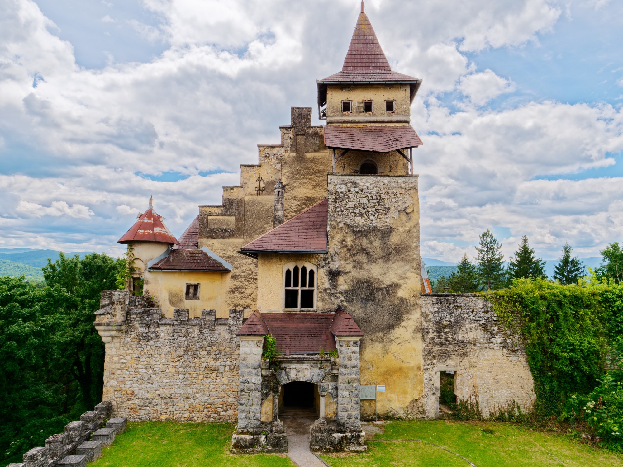 jigidipuzzles's tweet card. (80 pieces jigsaw puzzle) In Today's Daily Jigsaw Puzzle, we visit Ostrožac Castle, which sits on a wooded hill above the turquoise valley of the Una River in the village of Ostrožac, near Cazin in...