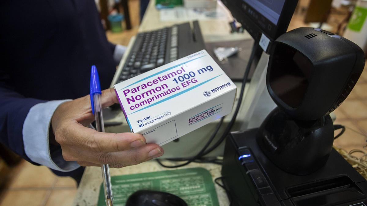 LlunaGamero's tweet card. Los farmacéuticos están preocupados por la viabilidad de muchas farmacias, sobre todo en el entorno rural