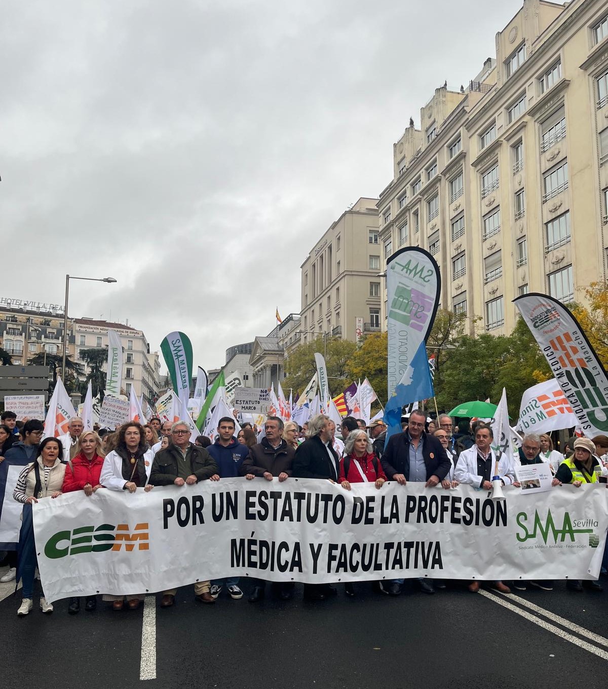 CESM_CYL's tweet card. Señala que mantiene su actitud negociadora con Sanidad pero que no va a paralizar las movilizaciones hasta que se logre el reconocimiento que exige para los profesionales.