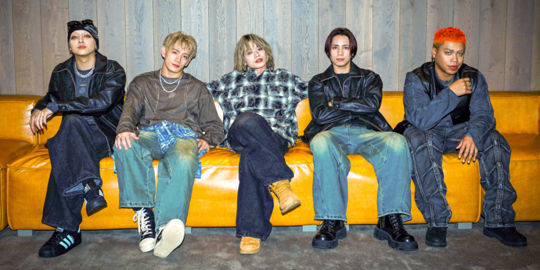 TOKYO_HEADLINE's tweet card. 　16人組ダンス＆ボーカルグループ、THE RAMPAGEのパフォーマー5人からなるヒップホップユニットのMA55IVE THE RAMPAGEがセカンドアルバム『EMPIRE CODE』をリリースした。最新作は彼らが枠組みにとらわれずに広くゲストを招いて展開する「MA55IVE UNION pro