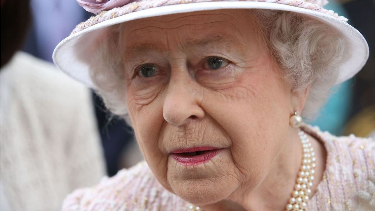 loicbesson's tweet card. Des documents déclassifiés viennent de révéler que la reine d’Angleterre avait été visée par une tentative d’assassinat en 1981, en Nouvelle