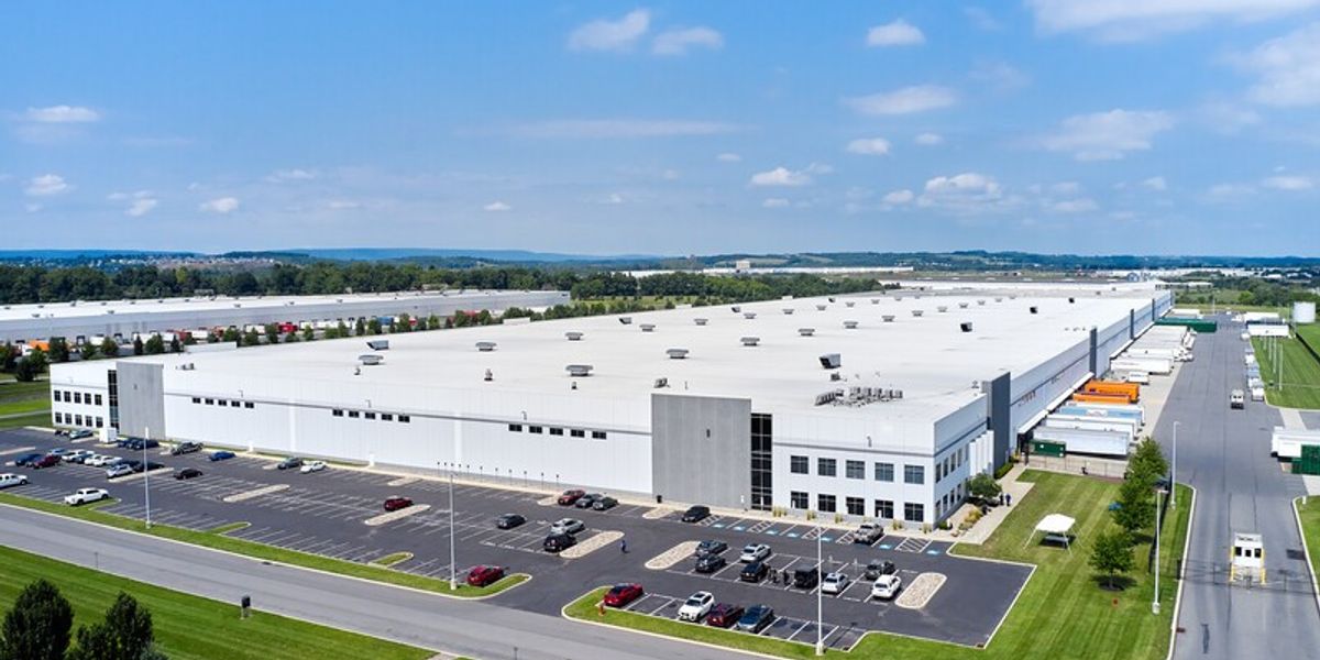 ParadoxSoftware's tweet card. Rents for logistics facilities increased 15% globally and nearly 18% in North America, driven by e-commerce fulfillment trends, brisk consumer spending, and rising construction costs, report shows.