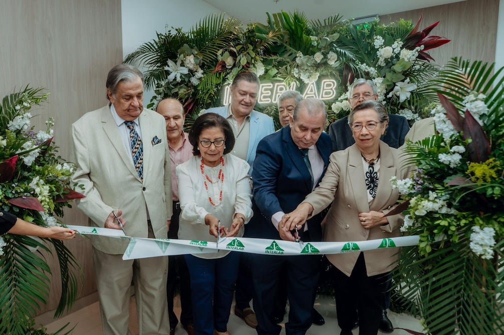 eluniversocom's tweet card. Con 29 años de trayectoria y atención 24/7, el laboratorio reafirma su compromiso con la calidad diagnóstica y el servicio continuo al paciente.