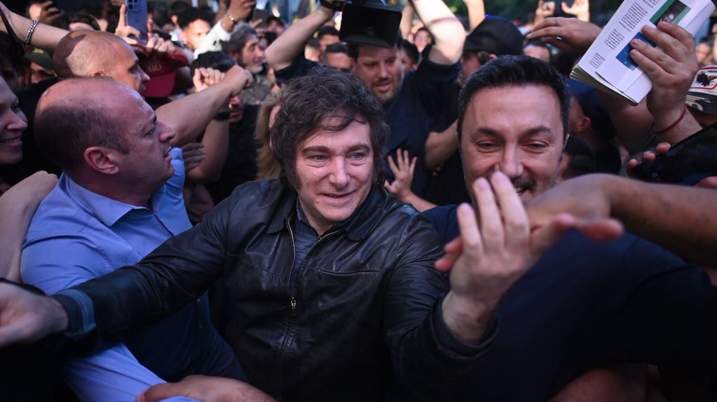 todonoticias's tweet card. A una semana de la salida de Espert, el oficialismo quedó atrapado entre la reimpresión de boletas y una lista que no conforma a todo el espacio.