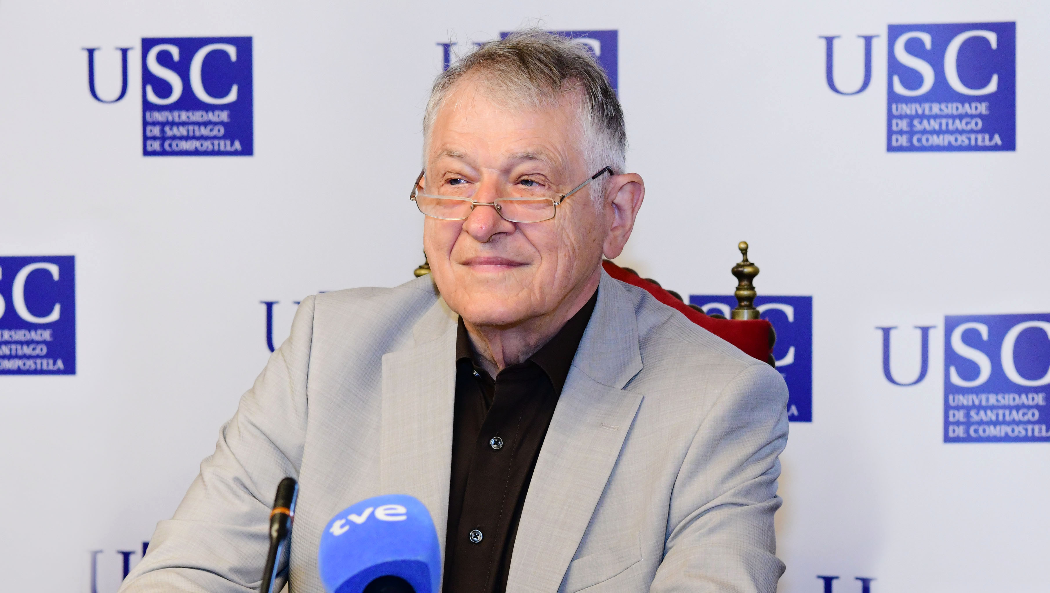 RU_Rosaleda's tweet card. O físico Klaus von Klitzing, Premio Nobel de Física en 1985 e actual director do Instituto Max Planck para a investigación en estado sólido, atópase esta semana en Compostela convidado polo programa...