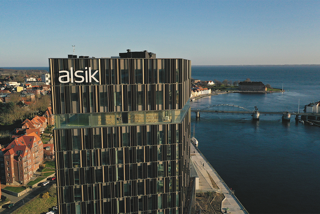 Danfoss_France's tweet card. The new Alsik hotel in Southern Denmark sets a higher standard in energy-efficiency and is built to reach 76% CO₂-neutrality. A main contributor is the 900-kW chillers by Clint (a company of G.I....