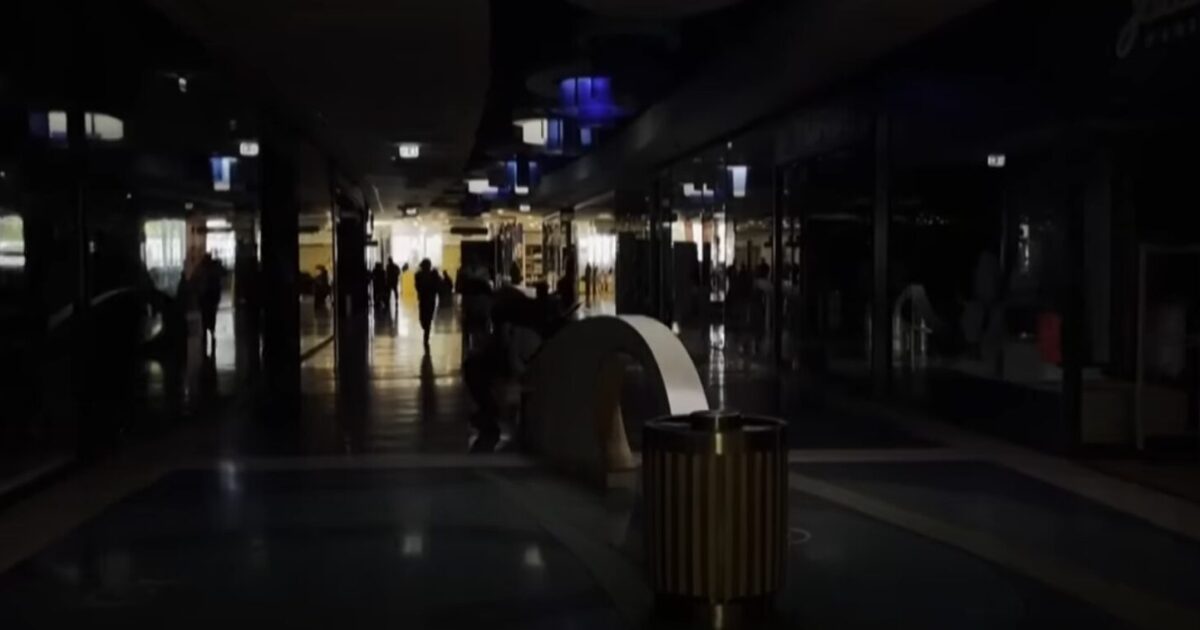 parallaximag's tweet card. Μόλις στις 11:15 (09:15 ώρα Ελλάδας) της Τρίτης, σχεδόν 23 ώρες μετά την κατάρρευση του συστήματος, το ηλεκτρικό δίκτυο της Ισπανίας δήλωσε ότι επανήλθε στ