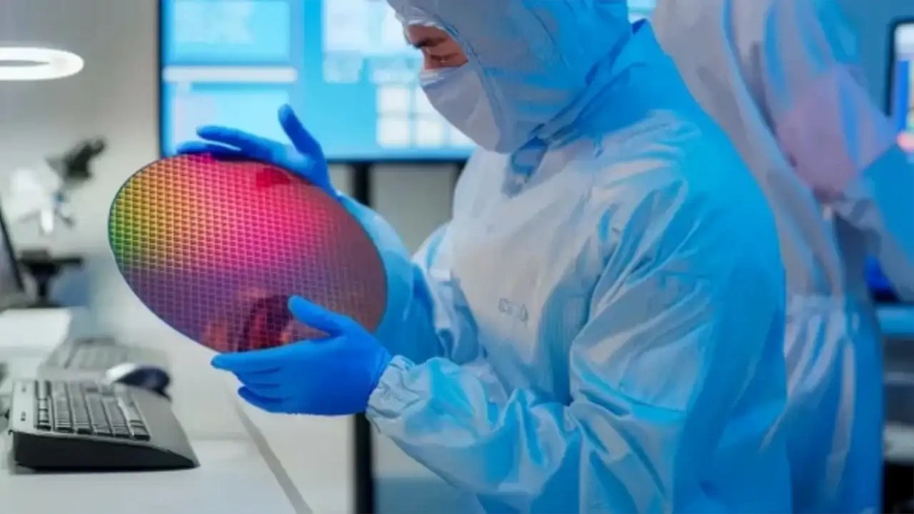 benchrs's tweet card. Intel CEO demantuje tvrdnje da je bivši TSMC rukovodilac poneo tajne 2 nm tehnologije u Intel, dok TSMC vodi internu istragu