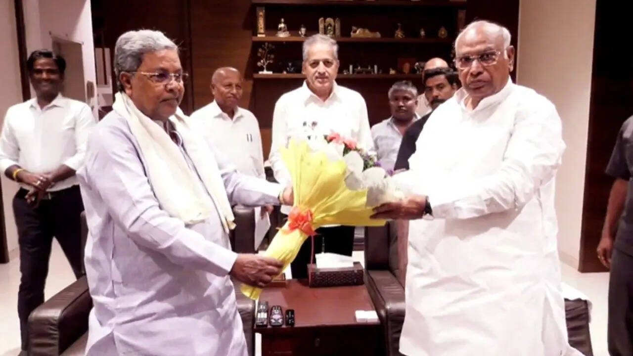 TNNavbharat's tweet card. Karnataka CM Post Conflict: कर्नाटक की सियासत दिन-प्रतिदिन गर्माती जा रही है। एक ओर मुख्यमंत्री बदलाव की अटकलों को उस वक्त बल मिला जब उपमुख्यमंत्री शिवकुमार के विधायकों ने कांग्रेस अध्यक्ष मल्लिकार...