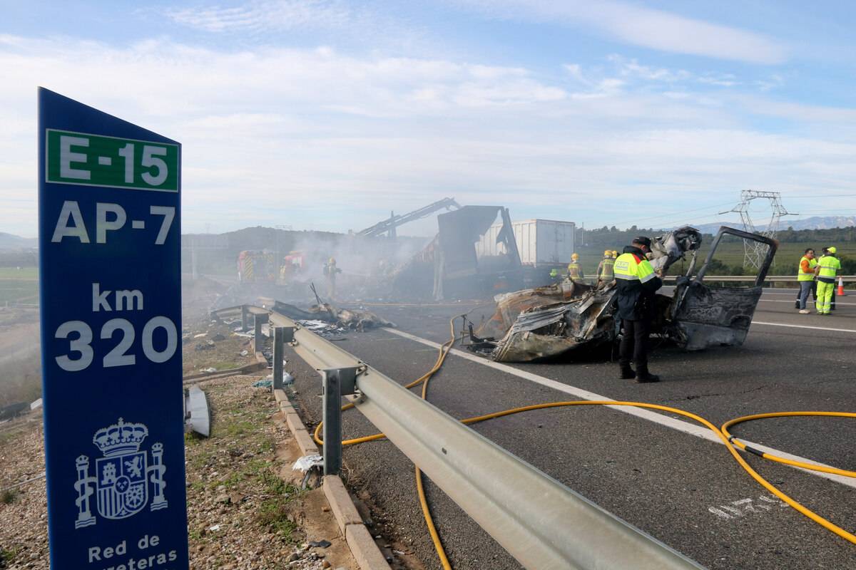aguaitacat's tweet card. Els transportistes reclamen que el tram amb dos carrils és insuficient per garantir el pas dels 12.000 camions diaris