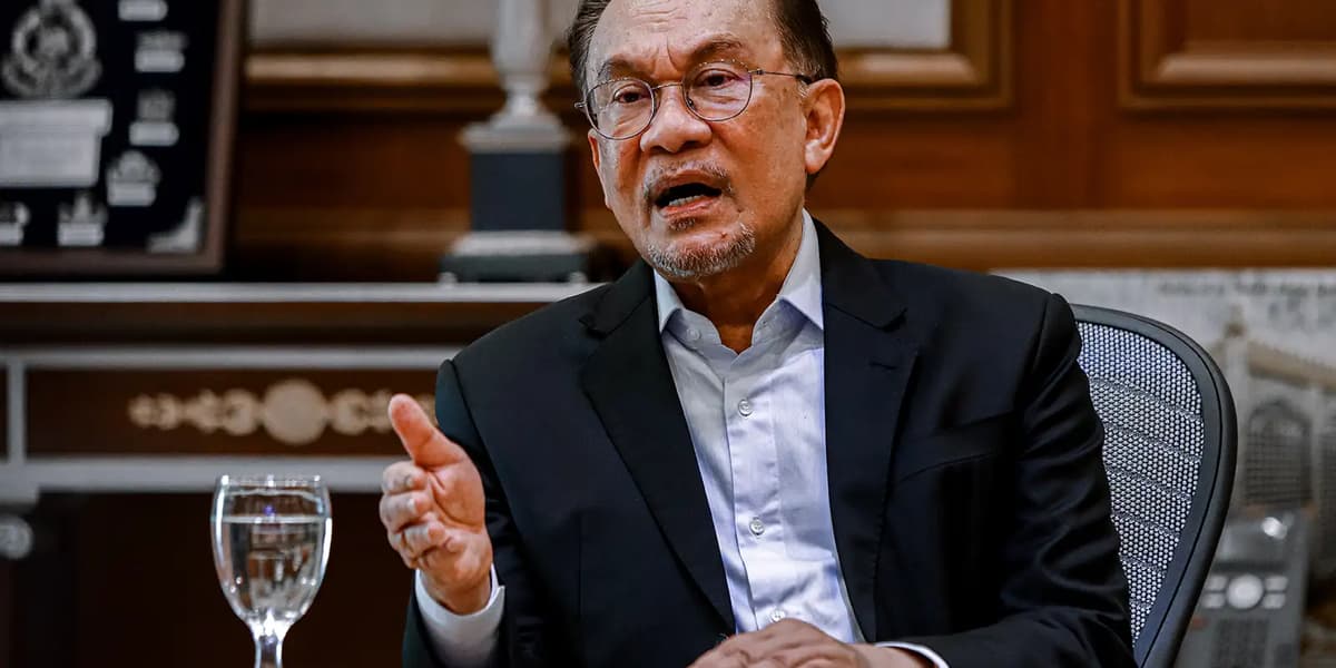 fmtoday's tweet card. Awang Azman Pawi berkata pertandingan untuk jawatan Anwar Ibrahim boleh cetus keretakan dalam kerajaan perpaduan yang mungkin dieksploitasi Perikatan Nasional.