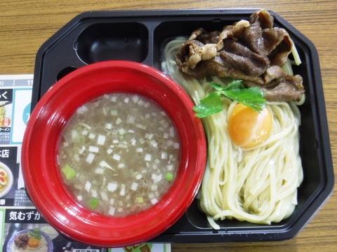 2siv1vLL7JxHe99's tweet card. 牛すきつけ麵  <1100円>11月14日、大つけ麺博2025の16杯目として、長野から出店の店で食べてみました。麺は、信州産小麦使用の中太ストレート麵でツルモチ、ダシに浸かってます。つけ汁は、牛骨の白湯ダシでやや甘味あるもの、牛の旨味タップリで美味いです。チャーシューは