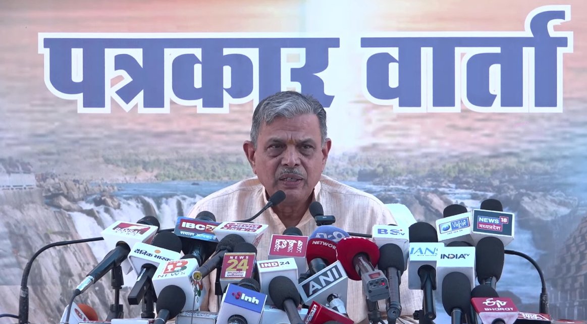 RSSorg's tweet card. विजयादशमी के मंगल अवसर पर नागपुर सहित देशभर में कार्यक्रम संपन्न हुए। शताब्दी वर्ष के निमित्त धार्मिक, साहित्य, कला, उद्योग, व अन्य क्षेत्रों के गणमान्य लोगों ने अपनी शुभकामनाएं प्रेषित की हैं। संघ...