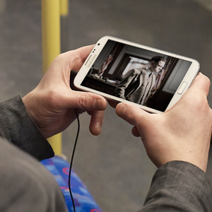 WebAds_US's tweet card. Según un estudio de Zenith Optimedia y Newcast, el tiempo medio dedicado al consumo de vídeos online crecerá un 23,3% este año y un 19,8% en el año 2016.