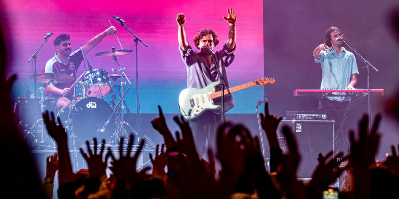 ArepaWeb's tweet card. La Plaza de Toros de Las Ventas, Madrid, se encendió al recibir a NAPA, quienes ya resuenan en España, además de su tierra natal, la cristalina Madeira.