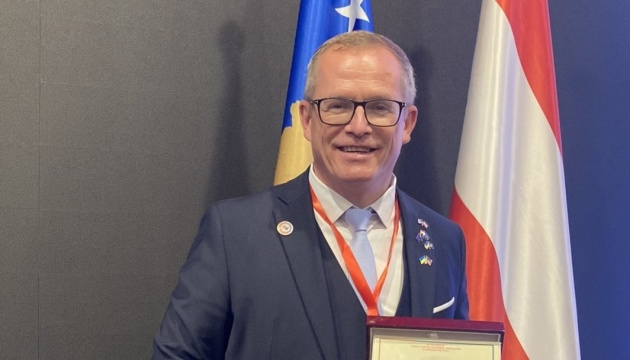 GunterFehlinger's tweet card. Європа має відповісти на "мирний план" адміністрації США власним чітким і реалістичним планом перемоги України, щоб не допустити заморожування війни й винагородження російського агресора. — Укрінформ.