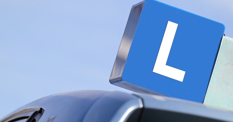 Eerste rijles gaat mis: lesauto belandt in sloot