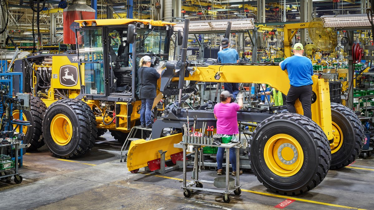 FastenerShow's tweet card. Take a look inside a John Deere factory in Iowa where the company produces massive equipment like motor graders and articulated dump trucks.