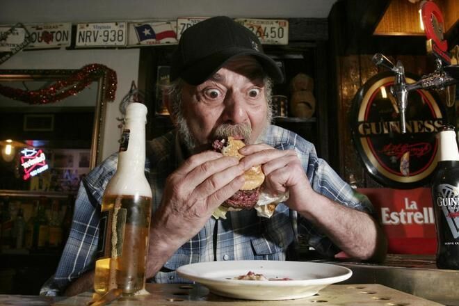 elmundoes's tweet card. Se ha marchado el neoyorquino más madrileño y el madrileño más neoyorquino. Con 74 años nos ha dejado Alfred Gradus, padre de la hamburguesa de la capital y fundador de Alfredo's B