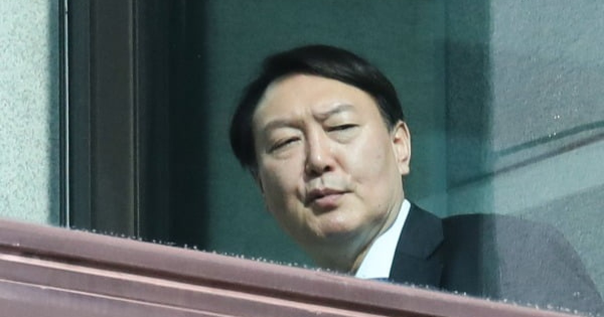 dak_dak_dak's tweet card. 윤석열 검찰총장 장모 잔고증명서 위조 의혹 등을 수사해달라며 접수된 진정서가 의정부지검 김 모 검사실에 배당됐다. 노 모 씨는 지난 9월 27일 '윤석열 검찰총장 및 가족부터 개혁 합시다'란 제목의 진정서를 법무부 산하 법무·검찰개혁위원회에 접수했다. 노 씨는 진정서를 통해 윤 총장 장모 잔고증명서 위조 사건 등을 수사해줄 것을 촉구했다. 노 씨는 지난 2