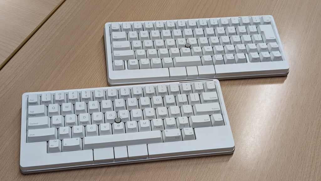 itit_news's tweet card. PFUの高性能コンパクトキーボード「Happy Hacking Keyboard」（以下HHKB）から昨年登場した新モデルで、ポインティングスティックとマウスボタン、ジェスチャーパッドを搭載する「HHKB Studio」。