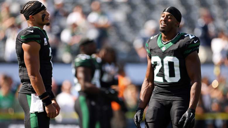 Commuternyc's tweet card. New York Jets running back Breece Hall angrily went after a beat reporter for his interaction with Justin Fields in the locker room.