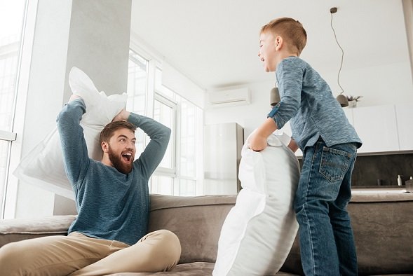 vadermagazine's tweet card. Stoeien met je kind: als vaders ergens bekend om staan, is dat het. In deze blog vertelt Peter Doesburg waarom hij stoeien met zijn zoon zo belangrijk vindt>