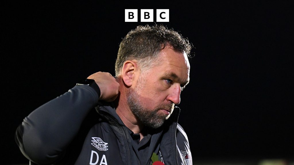 HumbersideSport's tweet card. Matt Dean talking to David Artell after Grimsby Town went down 0-1 to Chesterfield.