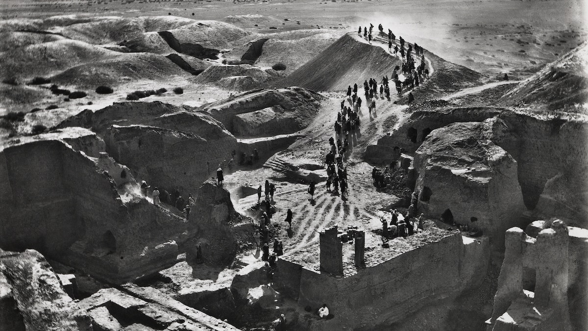 CCB_BBCTech's tweet card. It took decades for archaeologists to realize this 3,500-year-old tablet depicts an ancient city at scale. But how did its creators pull that off?