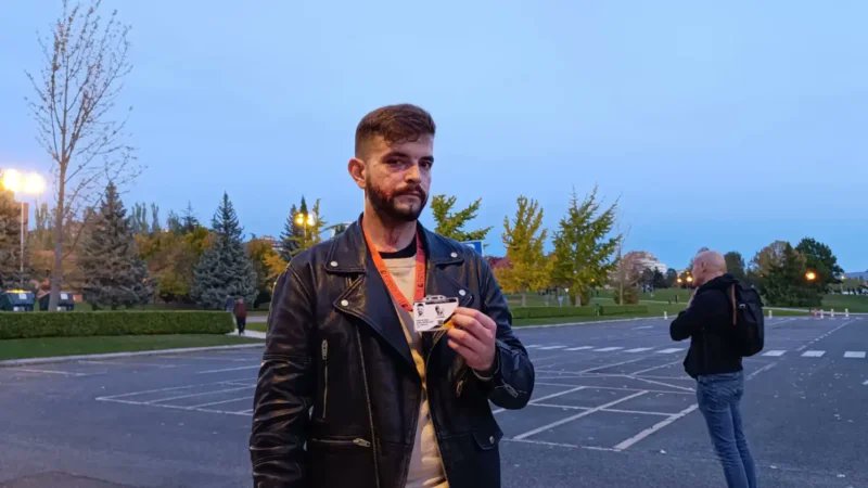 eduardovirgala's tweet card. Me envían el video de la agresión a un periodista de este medio, José Ismael Martínez, en el campus universitario de Navarra y no puedo resistir escribir estas líneas. El muchacho agredido por las …