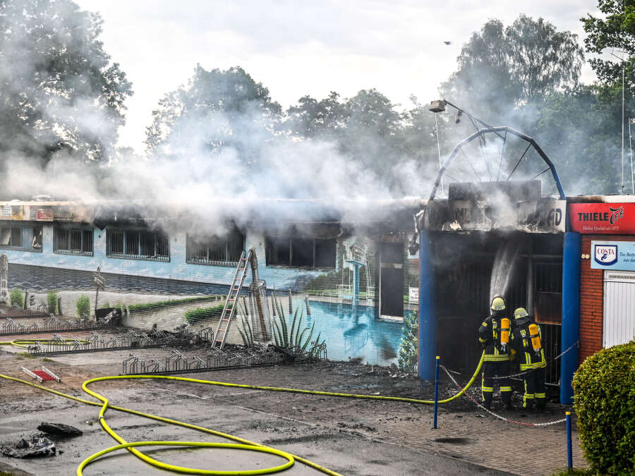 nwzonline's tweet card. Im Van-Ameren-Bad in Emden ist ein Feuer ausgebrochen. Anwohner wurden gebeten, Türen und Fenster geschlossen zu halten. Was bisher bekannt ist und wie es weitergeht.