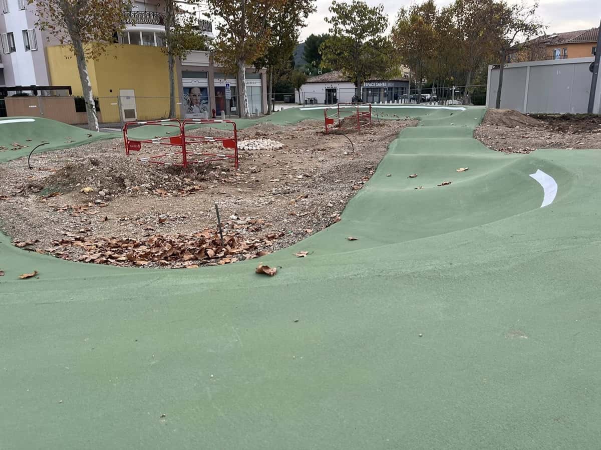 var_actu's tweet card. La commune de Saint-Cyr-sur-Mer annonce la fin du pumptrack et détaille les prochaines étapes du futur Bike Park de la Rambla.